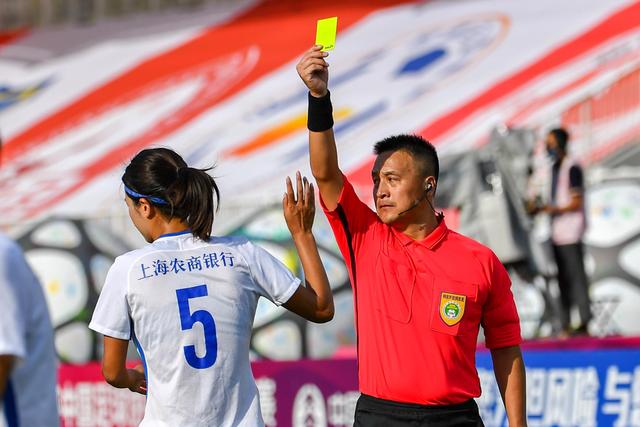 官方：曼城签下纽约城左后卫麦克法兰